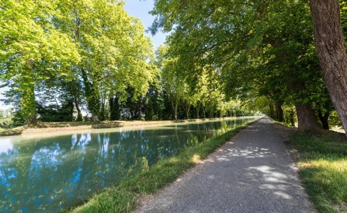 Canal de Garonne dates from the 19th century and connects Toulouse to Castets-en-Dorthe in Moissac, Castelsarrasin, Tarn-et-Garonne, Midi-Pyrenees, France